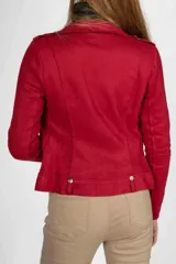 Chaqueta roja de gamuza sintética, estilo biker, con cierre asimétrico, solapas con botones a presión y bolsillos con cierre.