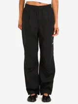 Pantalón negro de popelina de algodón, corte holgado, cintura elástica con cordón interno y bolsillos laterales.