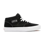 Championes Vans modelo Skate Half Cab, de corte medio, color negro con costuras blancas en contraste. Presenta el parche lateral característico de la línea Half Cab, cordones blancos y suela de goma vulcanizada blanca.