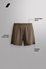 Short deportivo Zara Athleticz modelo Boulder 9", color beige, confeccionado en tejido técnico ligero y elástico. Cuenta con cintura elástica ajustable con cordón interior, bolsillos frontales y aberturas laterales en el bajo.