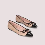 Chatitas color beige con diseño matelassé y puntera charolada negra.