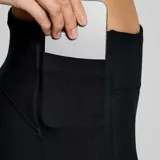 Calza corta de running Saucony Fortify negra, de tiro medio y corte ajustado, con bolsillos laterales en los muslos y detalles reflectantes.