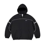 Campera con capucha Supreme x Nike de nylon en color negro, con cierre frontal completo, detalles de líneas blancas en el pecho y mangas, y el logo de Nike bordado en el pecho.