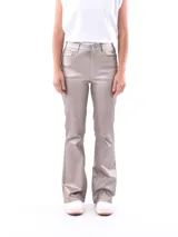 Pantalón de corte oxford con acabado metalizado en tono dorado. Presenta diseño de cinco bolsillos, cierre frontal con botón y cremallera, y pernera ligeramente acampanada.