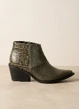 Bota corta de cuero vacuno en color marrón, con diseño de paneles combinados que incluyen textura de reptil en el talón, gamuza en el lateral y cuero liso en la puntera. Presenta un taco cuadrado de 6 cm y suela de caucho antideslizante.