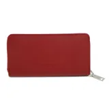 Billetera rectangular de material sintético color rojo, con cierre perimetral y logo de la marca en relieve en el centro.