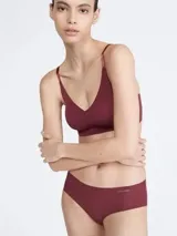 Bombacha hipster color borgoña de microfibra ligera con bordes cortados a láser y logo de Calvin Klein estampado en la cadera.