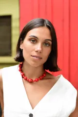 Collar de cuentas de resina en color rojo intenso, con cadena de acero quirúrgico en la parte posterior para regular la altura.