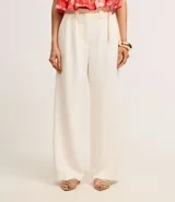 Pantalón wide leg negro de crepé, con trabillas en la cintura, cierre tradicional, pliegues y cinturón de cadena.