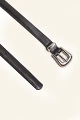 Cinto de cuero color marrón con hebilla metálica plateada estilo tejano.