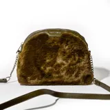 Bandolera color verde militar con textura de piel sintética y correa larga de cuero sintético.