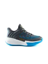Championes deportivos Umbro para hombre, color gris con detalles en azul y suela blanca y azul.