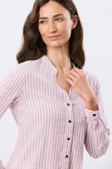 Camisa rayada de manga larga con cuello mao y cierre frontal de botones. Confeccionada en mezcla de lino y algodón.