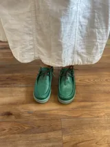 Zapato acordonado de cuero negro con suela de goma.