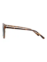 Lentes de sol con armazón de acetato de celulosa biodegradable en estampado carey y cristales polarizados con protección UV.