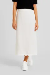 Falda midi de lino y viscosa en color blanco, con diseño de corte recto y detalle de bordado festoneado en el ruedo.