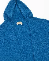 Saco gris de tejido con textura a cuadros, de calce relajado. Presenta capucha, cintura ajustable con cordón interno y dos bolsillos frontales.