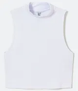 Blusa cropped sin mangas en algodón blanco, acanalada y ajustada al cuerpo, con cuello alto.