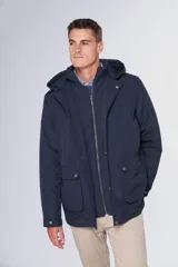 Campera de abrigo azul marino resistente al agua con capucha desmontable, cierre metálico y botones a presión personalizados. Tiene bolsillos en el frente y dos bolsillos internos.