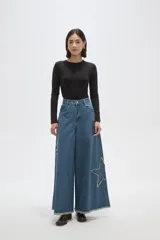 Body de manga larga confeccionado en poliamida, con diseño al cuerpo y cuello redondo a la base.