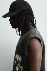 Camiseta sin mangas (tank top) de algodón con efecto lavado oscuro, corte cropped y cuello redondo. Presenta un estampado frontal en blanco con varios caballos en estilo gótico y texto en la parte inferior.