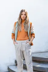 Chaqueta de corte recto con diseño multicolor en bloques de color naranja, lila y amarillo. Presenta cuello mao, mangas largas con puños vueltos y bolsillos laterales.