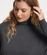 Blusa gris oscuro de punto liviano con cuello alto y mangas largas.