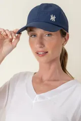 Gorro de béisbol azul marino de nylon con logo bordado en blanco.