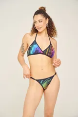 Corpiño de bikini con estampado a rayas horizontales en colores lila, celeste, blanco, amarillo y fucsia. Tiene breteles negros y corte triangular.