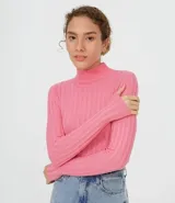 Polera de punto acanalado con cuello alto y mangas largas, confeccionada en tejido de viscosa y poliamida.