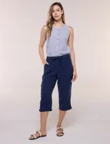 Pantalón capri de algodón a rayas verticales en tonos azul, celeste y blanco, con cintura elastizada, cordón de ajuste frontal y bolsillos aplicados.