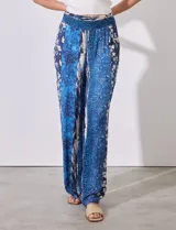 Pantalón largo de rayón con estampado floral en tonos azules y blancos. Tiene pretina ancha elastizada con punto smock.