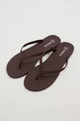 Chancletas negras de diseño clásico y minimalista, con tiras finas de dedo.