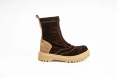 Bota tipo borcego de caña media, confeccionada en una combinación de gamuza marrón oscuro y detalles en gamuza color tostado en el talón. Presenta cierre frontal, costuras visibles en contraste y una suela track de goma color beige.