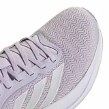 Championes de running Adidas Response Runner 2 W color lila, con detalles plateados en las clásicas tres tiras, mediasuela Cloudfoam blanca y suela gris. Confeccionados con malla transpirable y cordones tono sobre tono.
