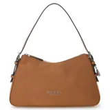 Bolso de hombro tipo baguette de Guess, color marrón camel, con acabado tipo gamuza y correa delgada ajustable. Presenta el logo metálico de la marca en el centro.