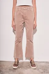 Pantalón de pana color beige, de corte flare y tiro medio.