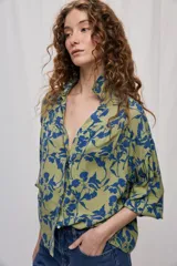 Camisa de calce amplio confeccionada en viscosa fluida con estampado animal print tipo cebra en blanco y negro. Presenta cuello camisero, escote en V y mangas largas con puños elastizados, además de frunces en el canesú que aportan volumen.