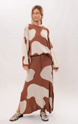 Pollera larga marrón con estampado de manchas grandes color crema, corte recto y abertura lateral.