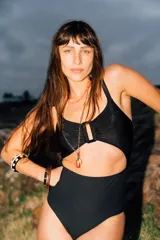 Trikini negro con copas, parte superior de lycra con brillo y parte inferior de lycra texturizada.