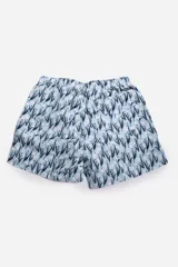 Short de baño celeste con estampado de hojas pequeñas en tonos verdes y blancos. Cuenta con cintura elástica con cordón ajustable, bolsillos laterales y un parche circular con logo en la parte inferior.