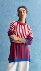 Sweater de tejido jacquard con rayas verticales en combinación de rojo, blanco y azul, de corte amplio, cuello redondo y mangas largas con puños en contraste.