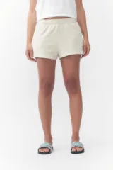 Short de felpa color crudo con cintura elástica y cordón ajustable, de corte relajado.