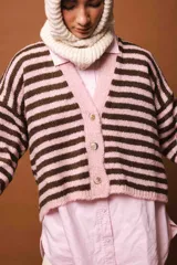 Cárdigan a rayas rojas y marrones de mohair, con silueta ligeramente oversize, mangas rectas, punto jersey, cuello en V y botones delanteros.