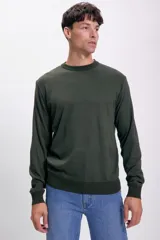 Sweater verde oscuro de punto con cuello redondo y mangas largas.