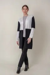 Saco largo combinado en blanco y negro, de tejido fino y corte suelto.