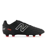 Championes de fútbol New Balance 442 V2 Pro FG, color negro con logo "N" en blanco y detalles en rojo en la suela.