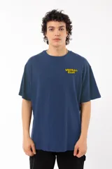 Remera azul con estampado en la espalda de personajes de Los Simpsons en un estilo de arte ácido y caótico.