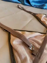 Conjunto de bikini confeccionado en terciopelo con efecto degradado en tonos azul, marrón y rosado. El corpiño es de estilo triangular con aros metálicos decorativos en el centro y breteles regulables. La bombacha es de corte clásico con laterales ajustables mediante tiras.