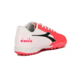 Championes de fútbol Diadora Futbol 5 Tf Striker Ii, color fucsia y blanco con logo negro.